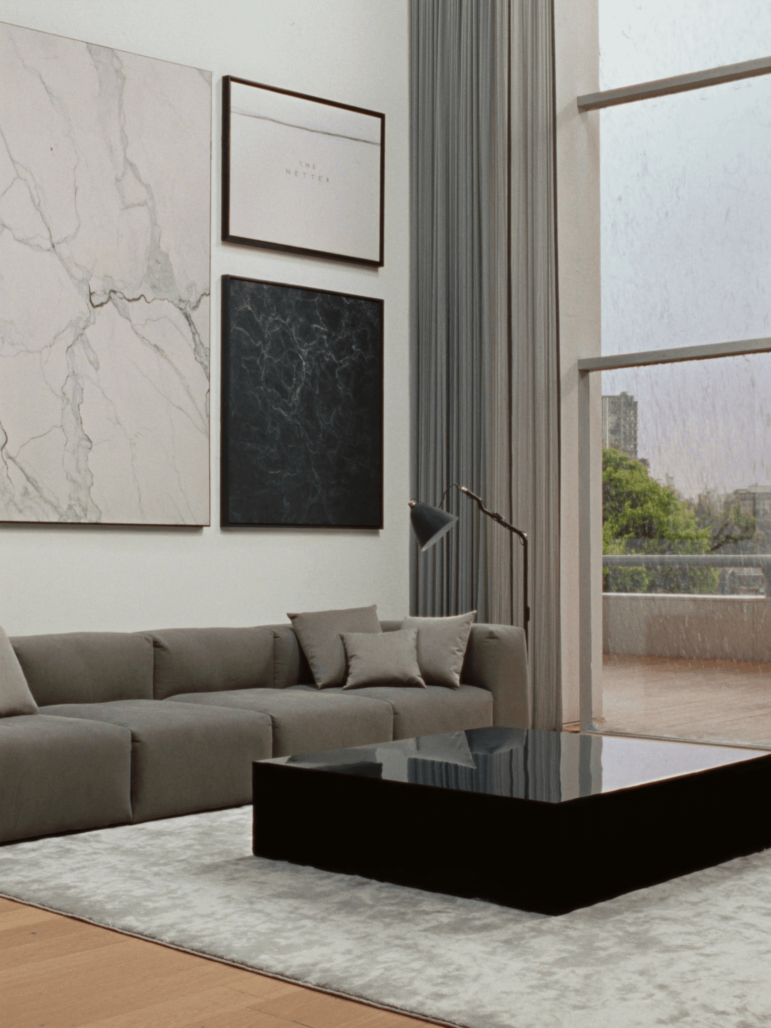 Heller Wohnraum mit Kunst und tiefem Sofa